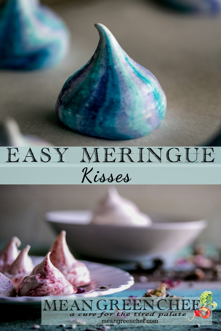 Meringue Kisses in Strawberry and Blueberry flavors, easy recipe.